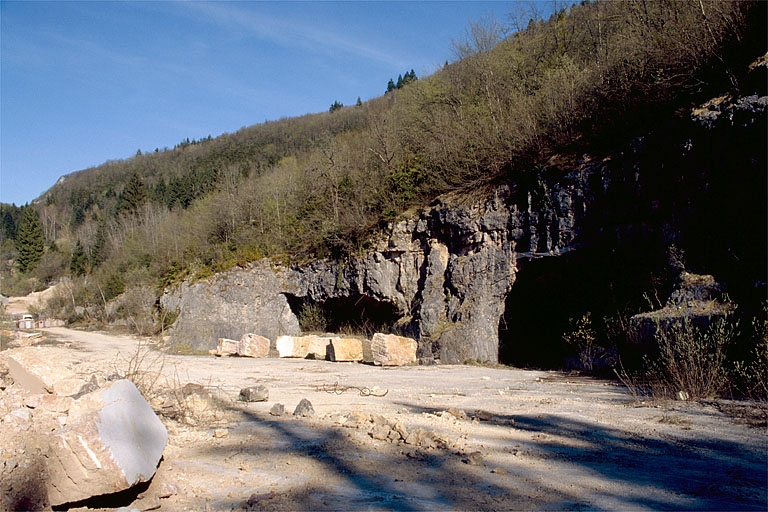 Carrière souterraine de Chassal : entrées de la partie sud-ouest.