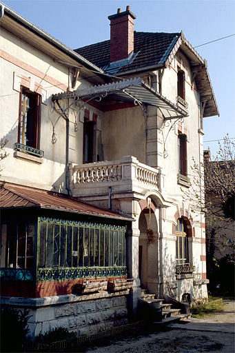 Façade antérieure, de trois quarts gauche.
