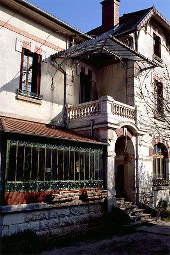 Entrée et véranda, de trois quarts gauche.