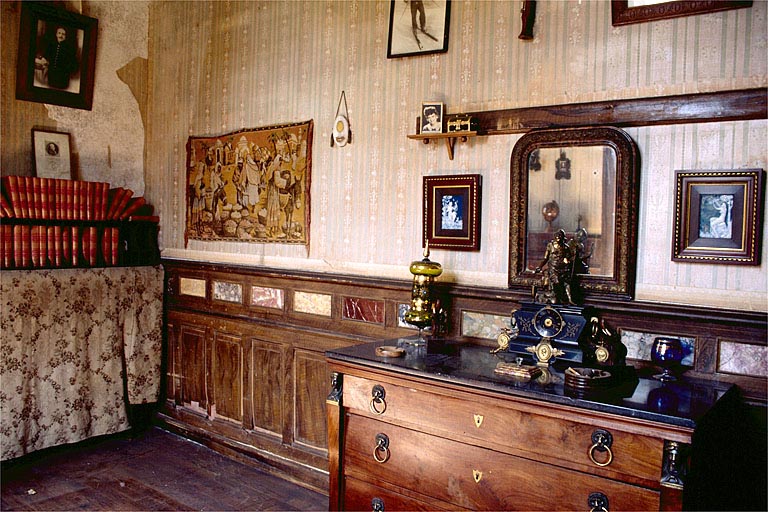 Bureau : échantillons de marbre intégrés dans le lambris d'appui.