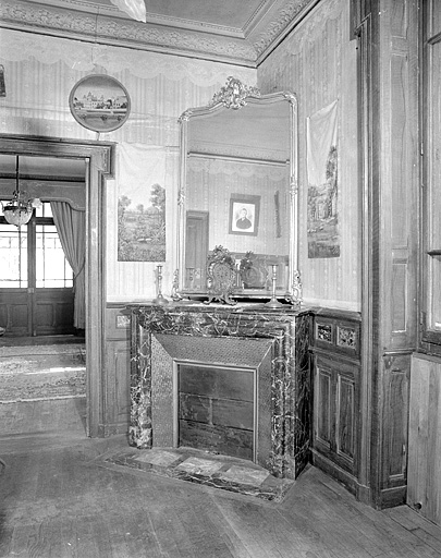 Cheminée du bureau.