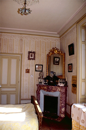 Maison de Nicolas Gauthier, à Molinges : cheminée (modèle n° 54) en brocatelle violette, dans la chambre à coucher ouest.