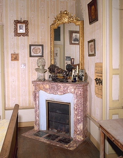 Cheminée de la chambre à coucher ouest.Modèle n° 54, en brocatelle violette.