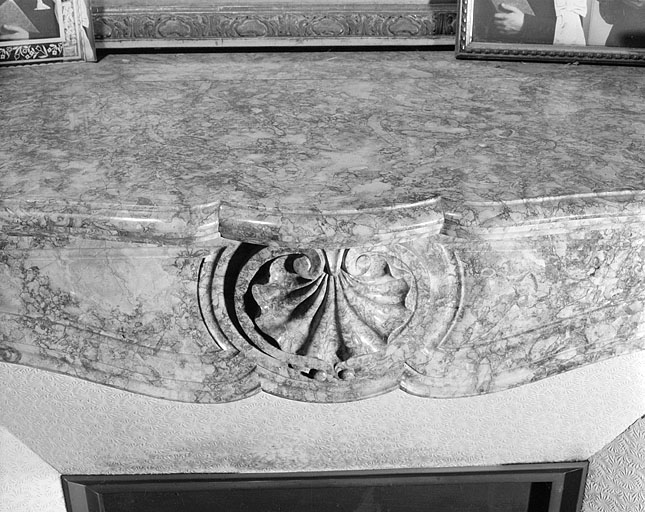 Cheminée de la chambre à coucher ouest : arc chantourné orné et tablette.