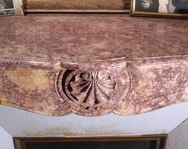 Cheminée de la chambre à coucher ouest : arc chantourné orné et tablette.