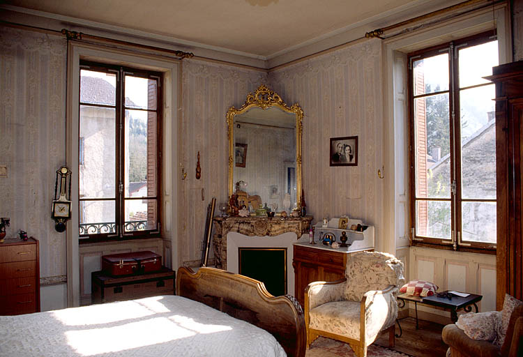 Chambre à coucher sud : intérieur et cheminée.