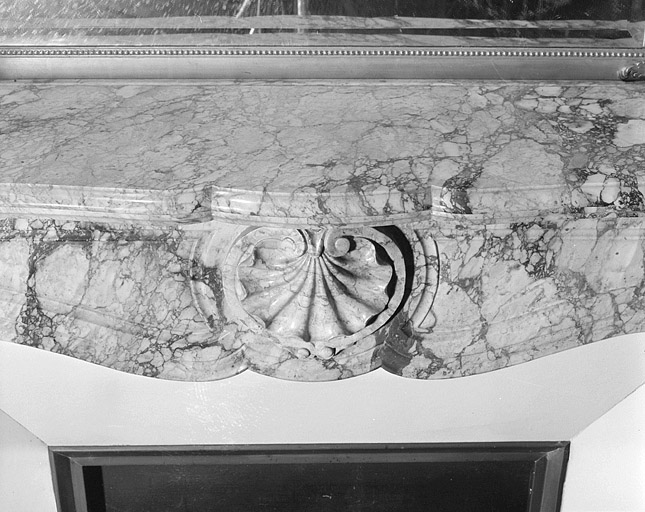 Cheminée de la chambre à coucher sud : arc chantourné orné et tablette.