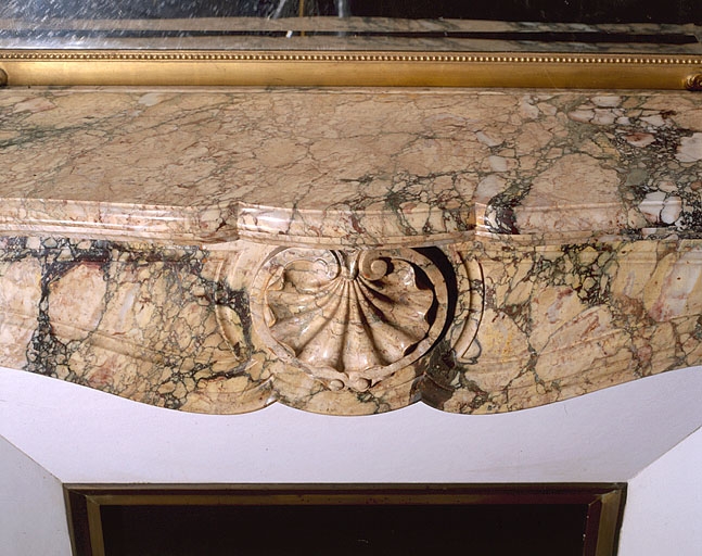 Cheminée de la chambre à coucher sud : arc chantourné orné et tablette.