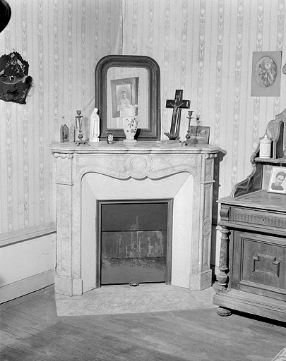 Cheminée de la chambre à coucher est.