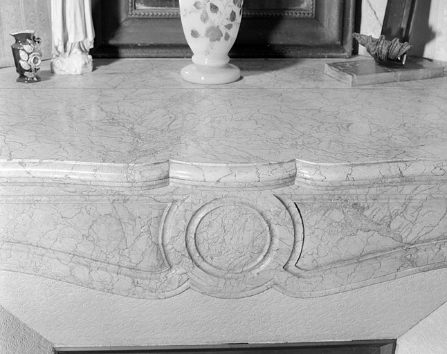 Cheminée de la chambre à coucher est : arc chantourné orné et tablette.