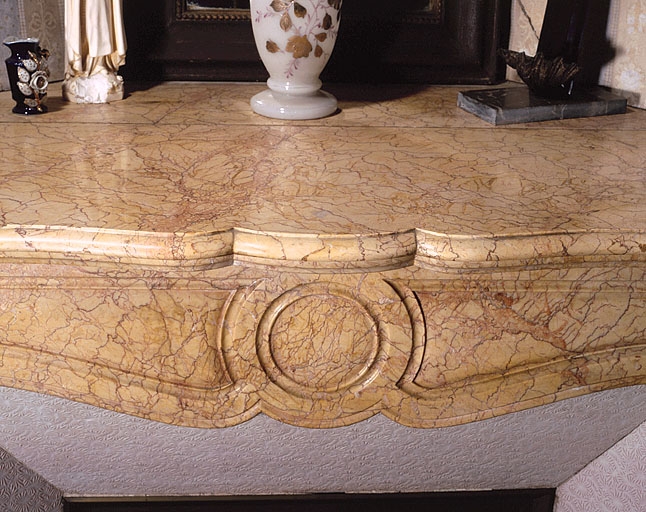 Cheminée de la chambre à coucher est : arc chantourné orné et tablette.