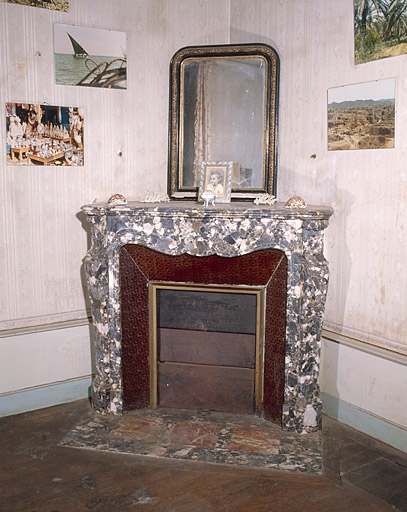Cheminée de la chambre à coucher nord.Modèle n° 53 (n° 188 Millerant), en brèche orientale.