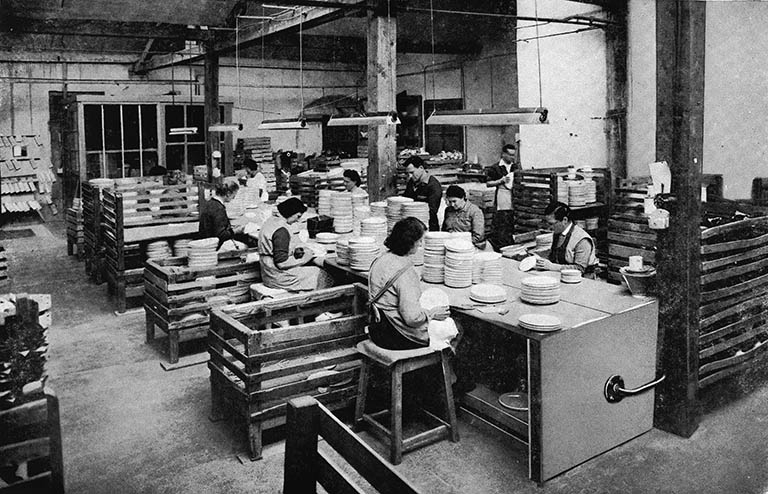 Faïencerie des Capucins, Salins-les-Bains : l'atelier de chapotage-triage,  [3e quart 20e siècle].