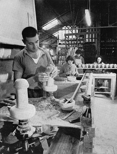 La chaîne de façonnage des tasses.