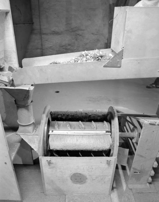 Vue plongeante. Le démontage de la paroi supérieure laisse apparaître les brosses (fibres végétales).