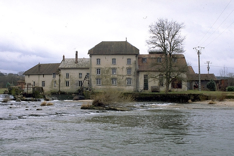 Champagne-sur-Loue :  moulin à farine, minoterie, usine de produits pour l'alimentation animale.