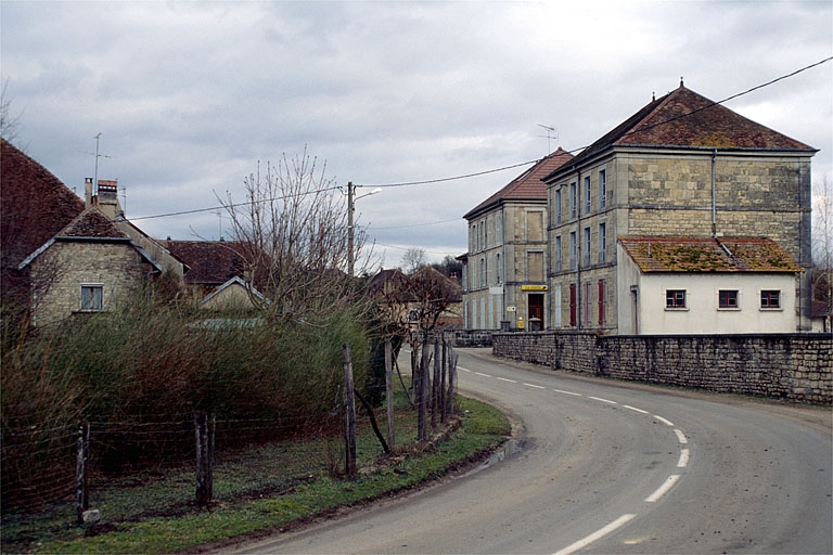 Bureaux et logements depuis la route.