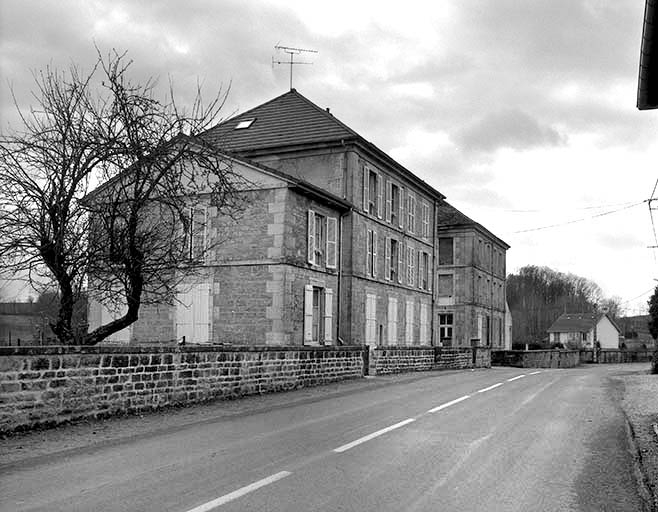 Logements et bureaux vus de trois quarts droit.