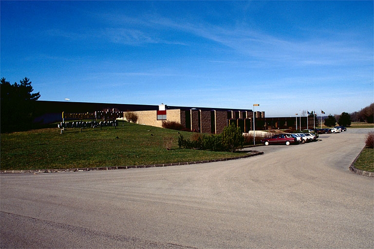 Chaufferie, quai d'expédition et bureaux depuis l'entrée.