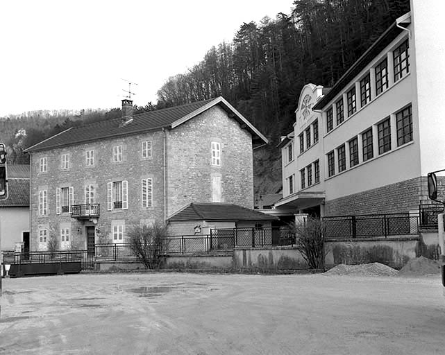 Logement patronal et atelier de fabrication vus de trois quarts droit.