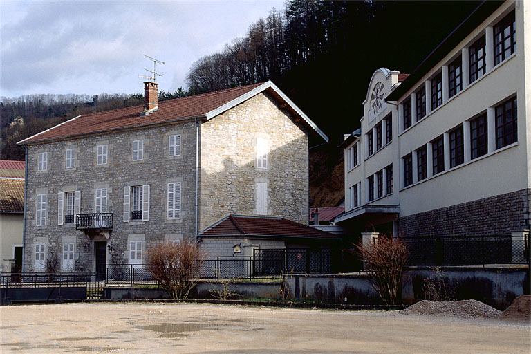 Logement patronal et atelier de fabrication vus de trois quarts droit.
