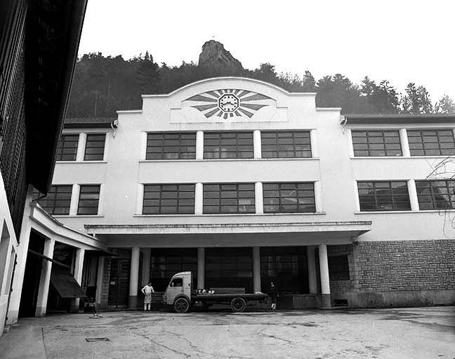 Atelier de fabrication : fronton de la façade.