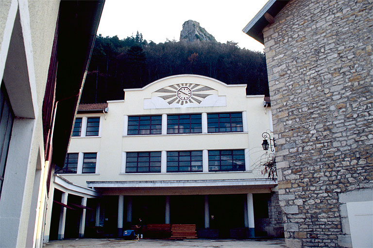 Atelier de fabrication : fronton de la façade.