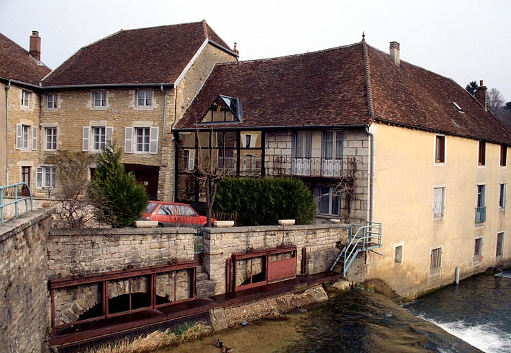 Prises d'eau de l'ancien moulin et atelier de fabrication depuis le pont.