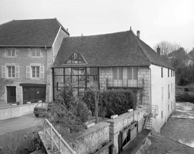 Atelier de fabrication : façades sur cour et sur rivière.