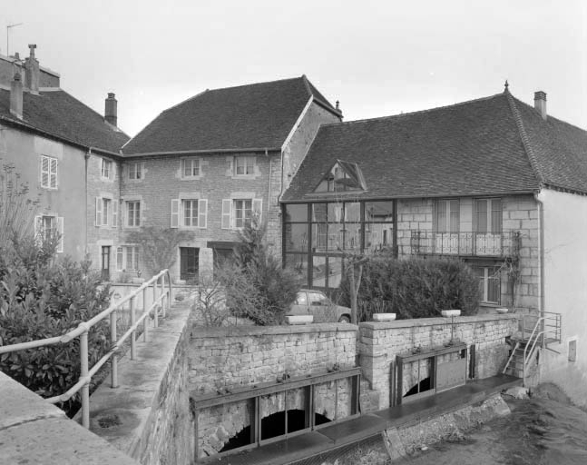 Logement patronal et atelier de fabrication de trois quarts droit.