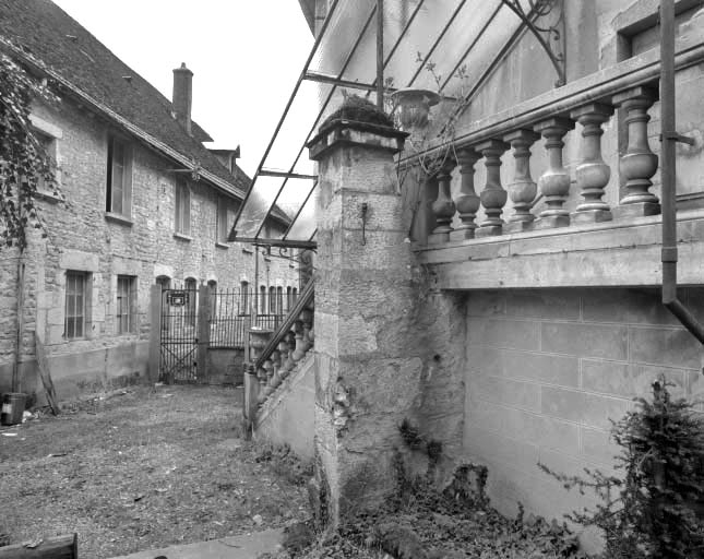 Façade postérieure des logements ouvriers (ancien moulin à papier ?), et escalier du logement patronal.