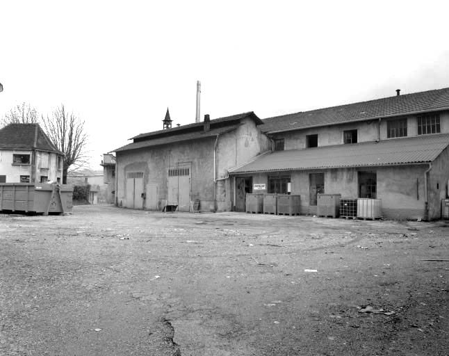 Vue de la seconde cour. De gauche à droite : bureaux, chaufferie et laboratoire.