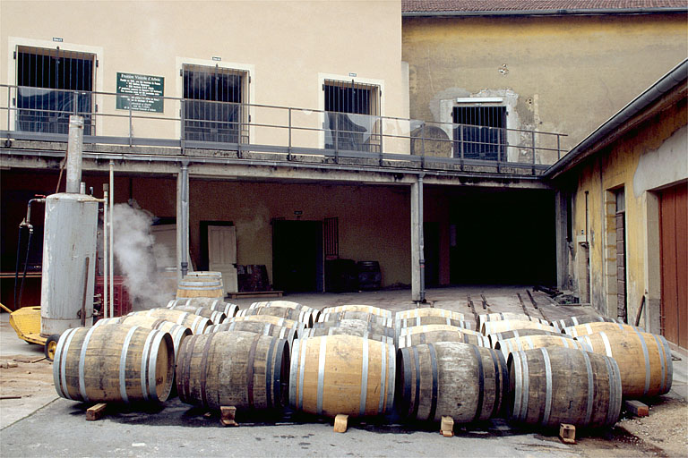 Fûts de vieillissement du vin jaune dans la cour.