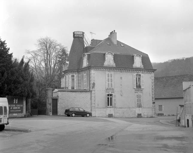 Façade latérale du château Béthanie.