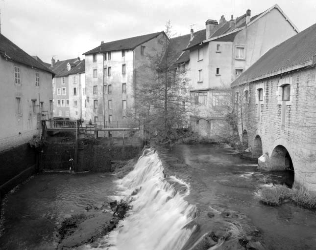 Le bassin de retenue vidé.