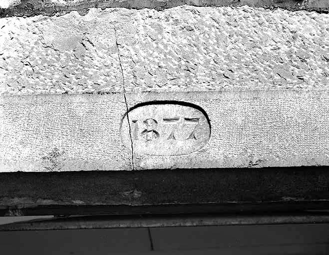 Détail du linteau de la porte d'entrée.