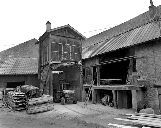Silo à sciure et atelier de fabrication.