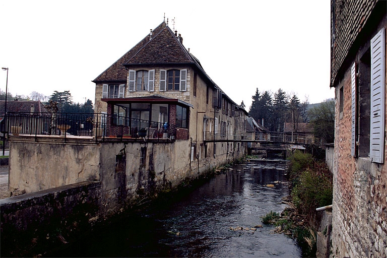Façade sur rivière des bureaux et de l'atelier de fabrication.