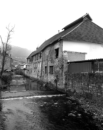 Façade sur rivière de l'atelier de fabrication.
