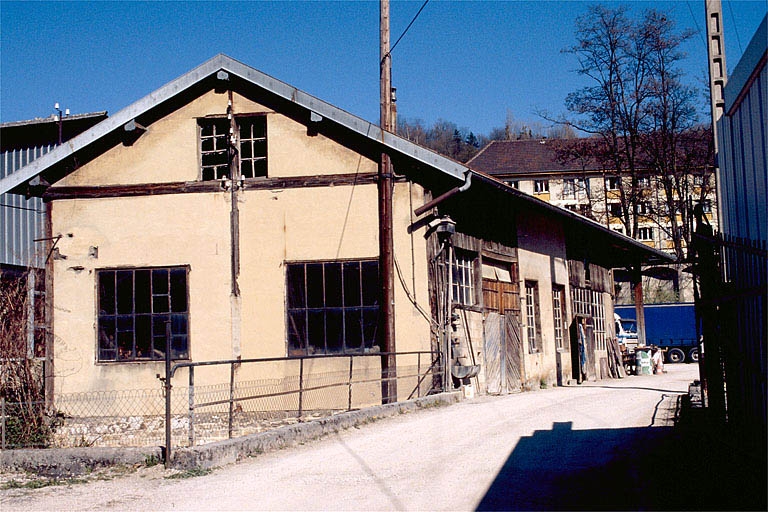 Atelier de réparation depuis la rive gauche.