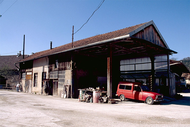 Vue de trois quarts de l'atelier de réparation.