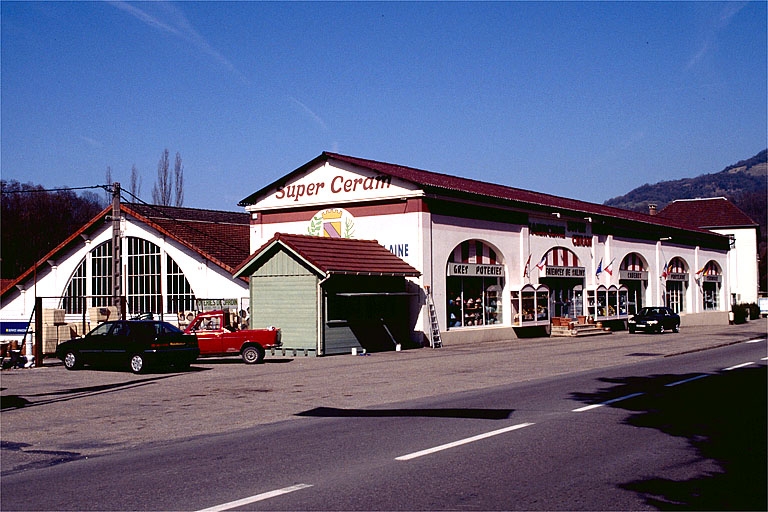 Atelier de fabrication et pièce de séchage.