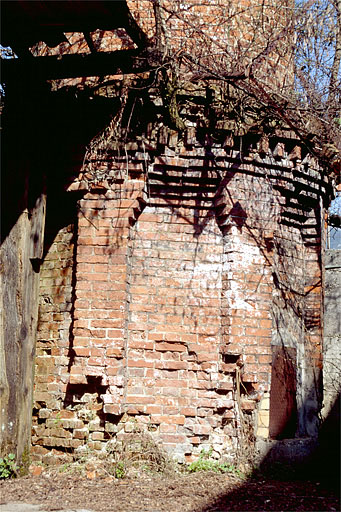 Soubassement de la cheminée.
