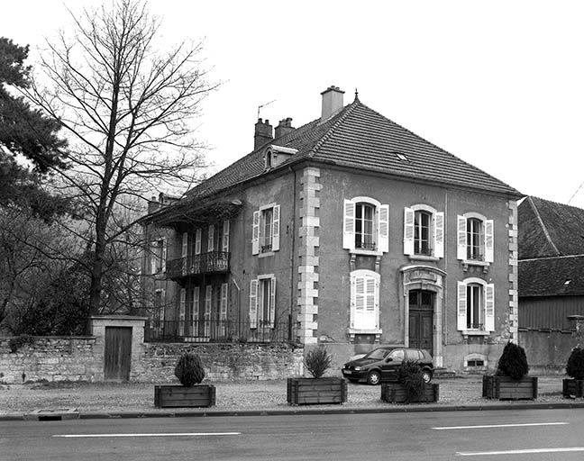 Logement patronal vu de trois quarts.