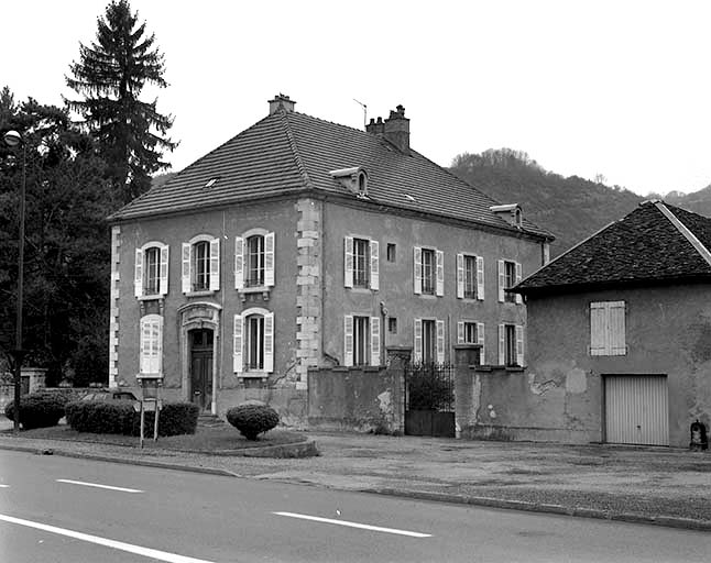 Logement patronal et remise.