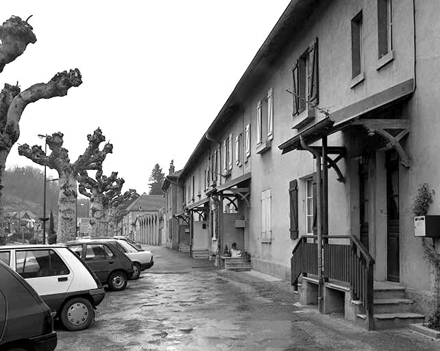 Façade antérieure des logements ouvriers.