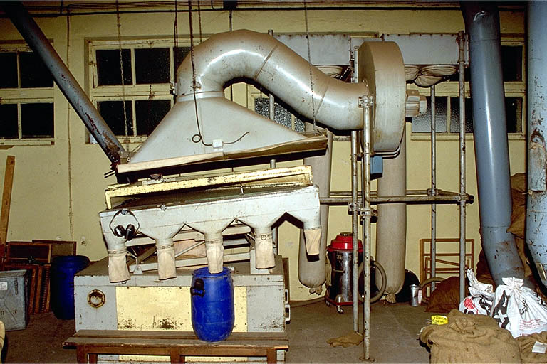 2e machine à épurer mécaniquement : table ou séparateur densimétrique dit Vibragem (ligne d'extraction et de traitement des graines de résineux)