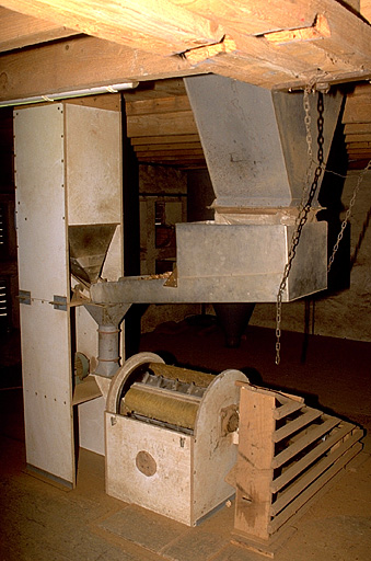 Machine à dépouiller (désaileuse de la ligne d'extraction et de traitement des graines de résineux)