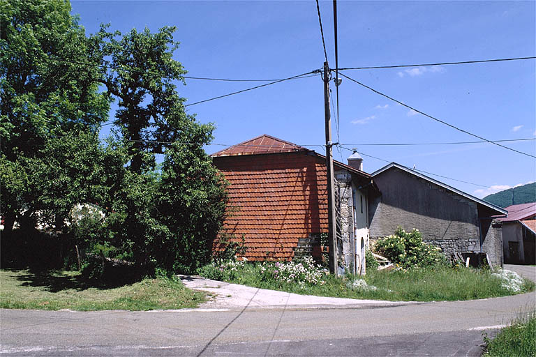 Vue de la façade comportant un essentage de tuiles.