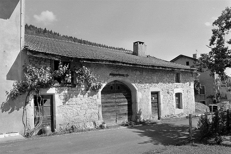 Ferme à trois travées : étable, grange, logis.